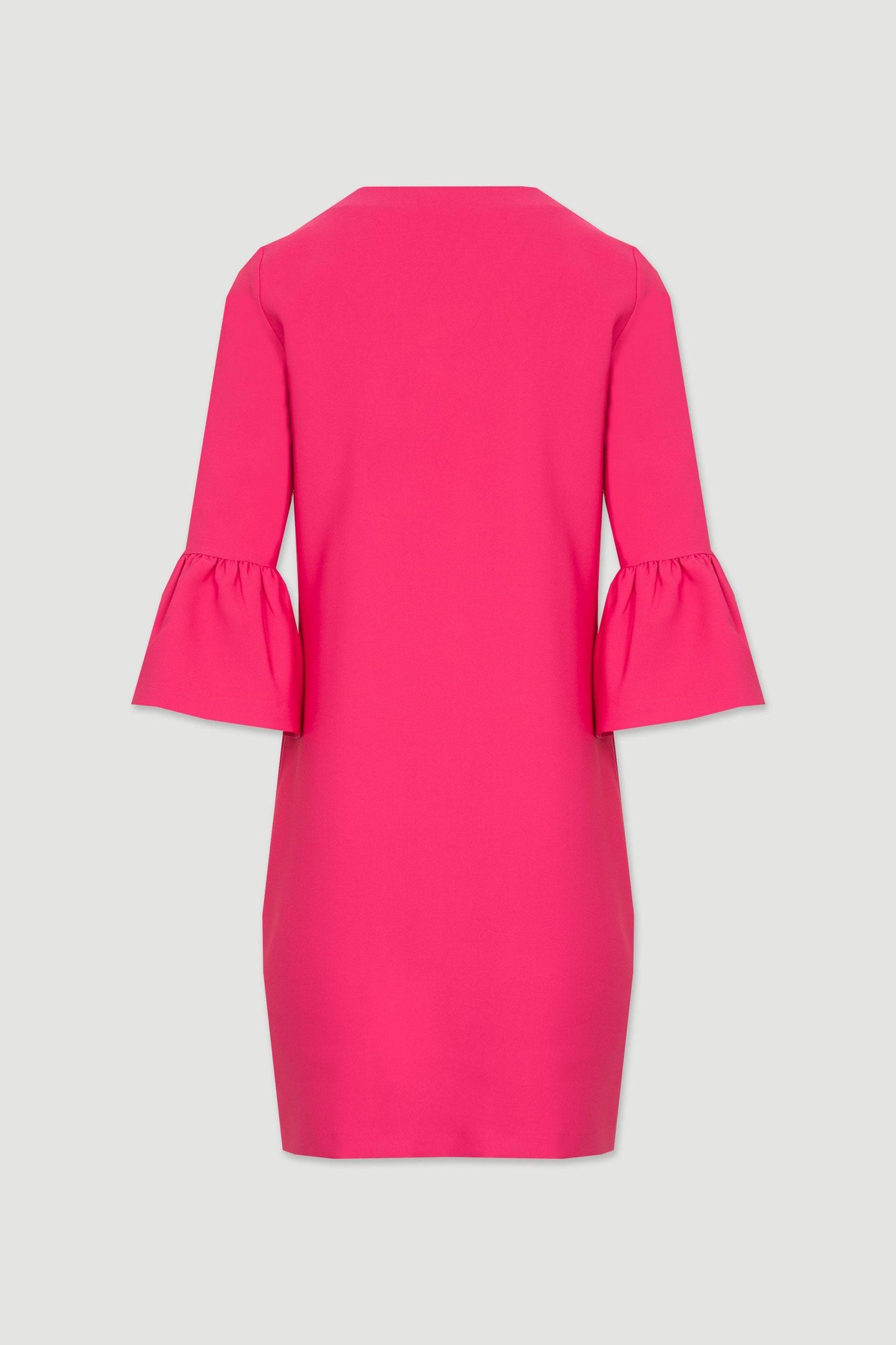 Vestido curto rosa decote em bico