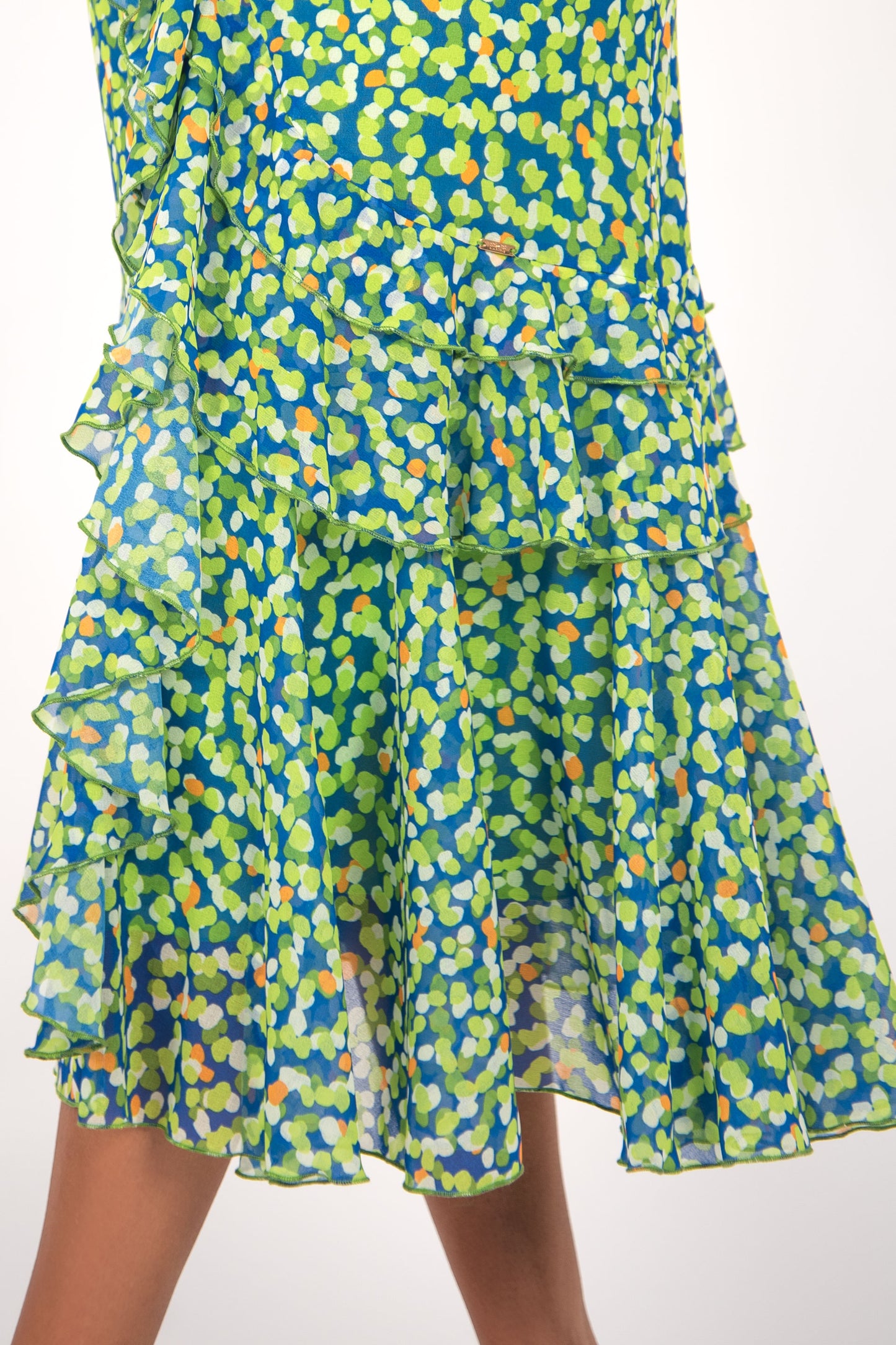 Vestido estampado tons verde com folhos