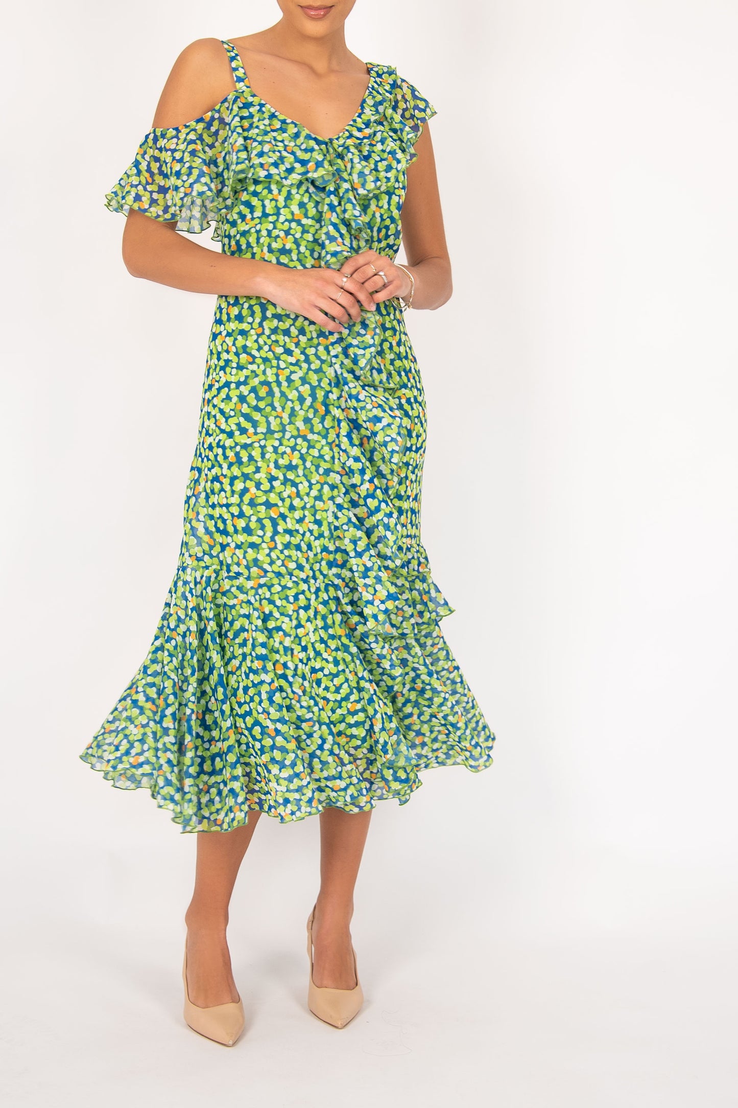Vestido estampado tons verde com folhos