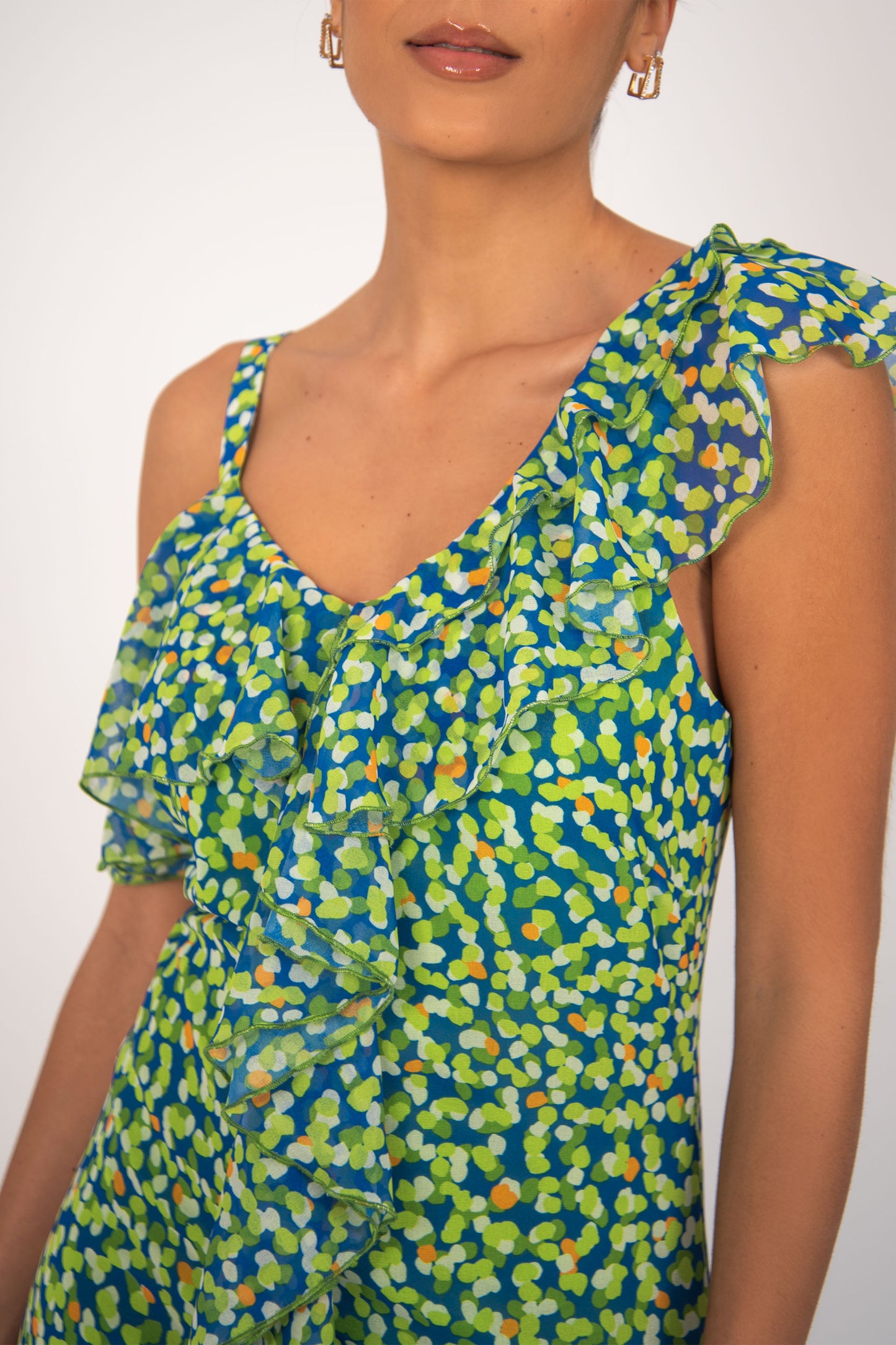 Vestido estampado tons verde com folhos