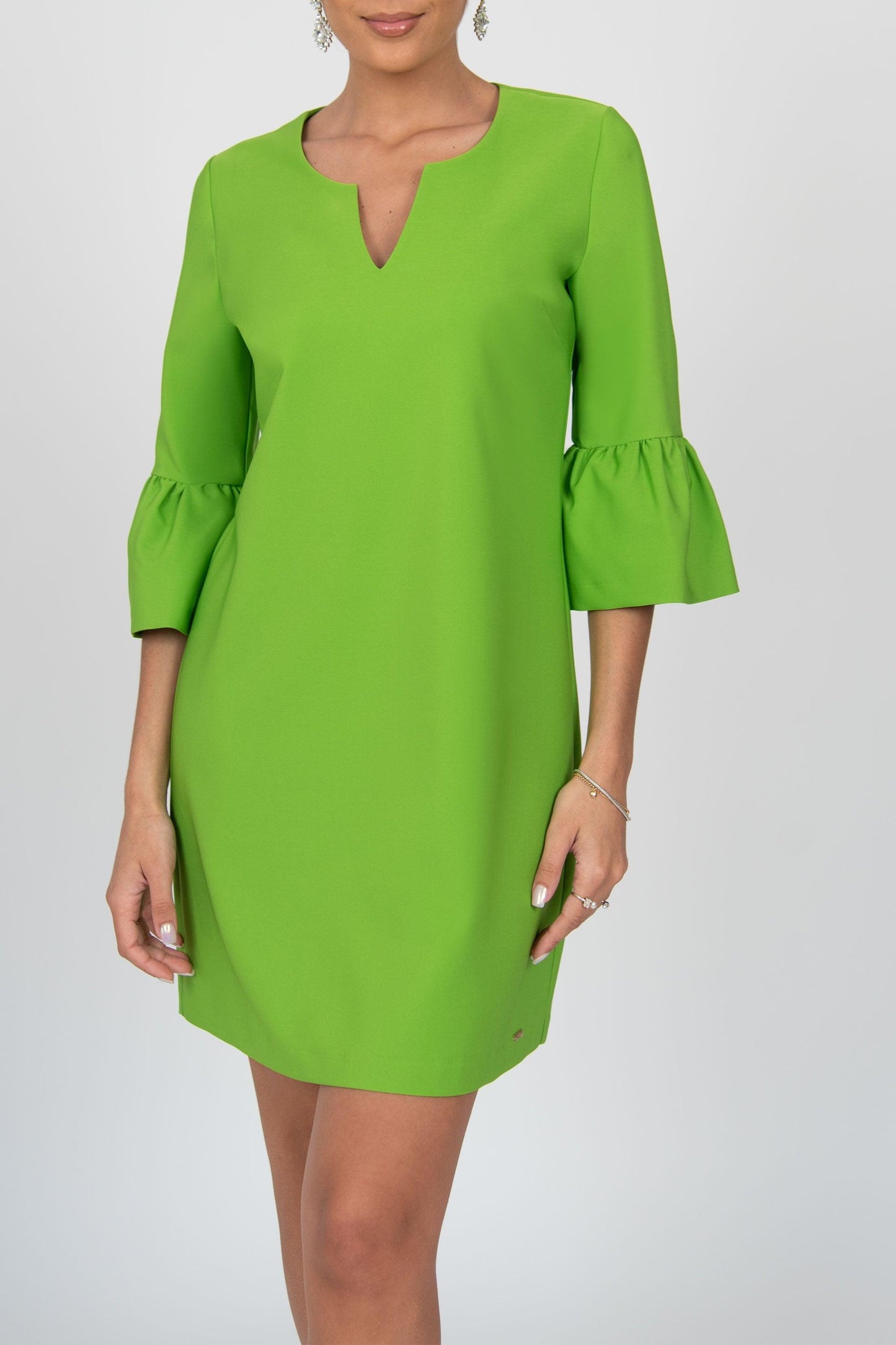 Vestido verde decote em bico