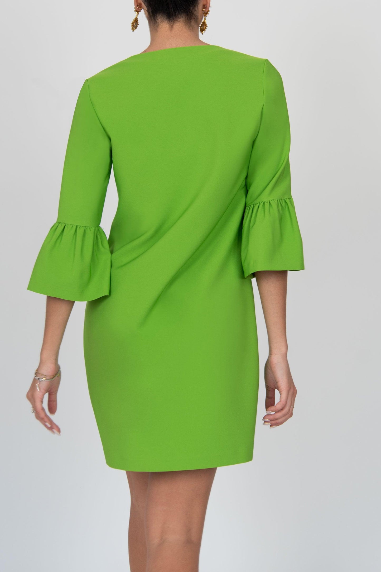 Vestido verde decote em bico